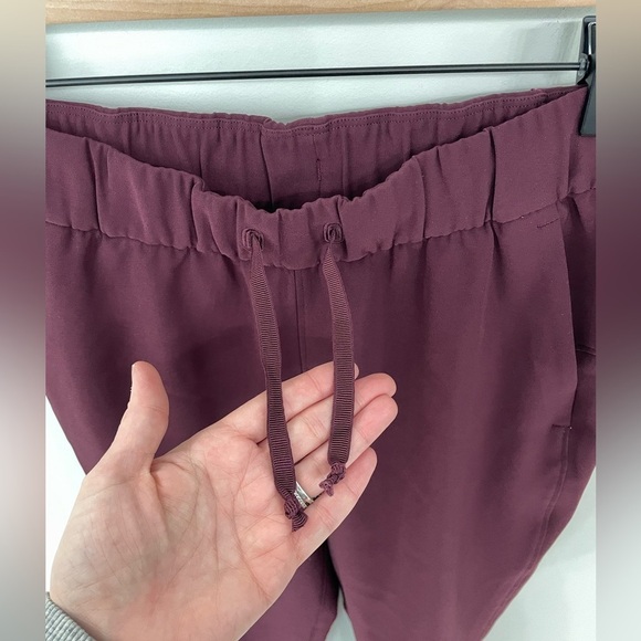 Lululemon On the Fly Jogger Woven Size 4 Womens Pants Burgundy Cassis Travel 21 - Picture 4 of 10